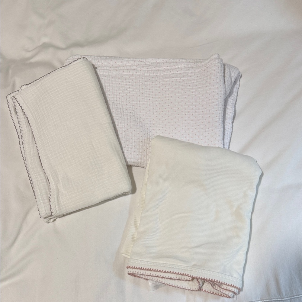 Luxurious White Bedding Set

3 baby swaddle blankets